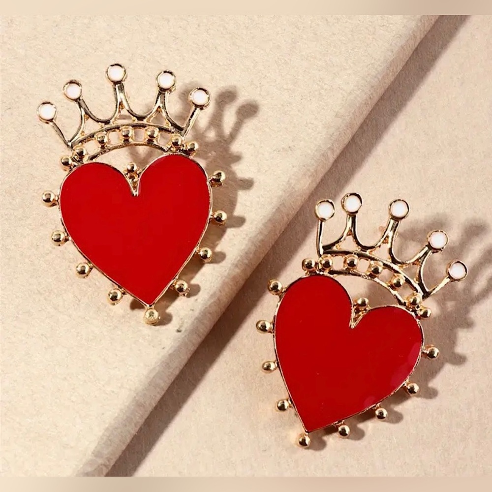 ❤️👑 Red and Gold Queen of Hearts Stud Earrings - Picture 4 of 7